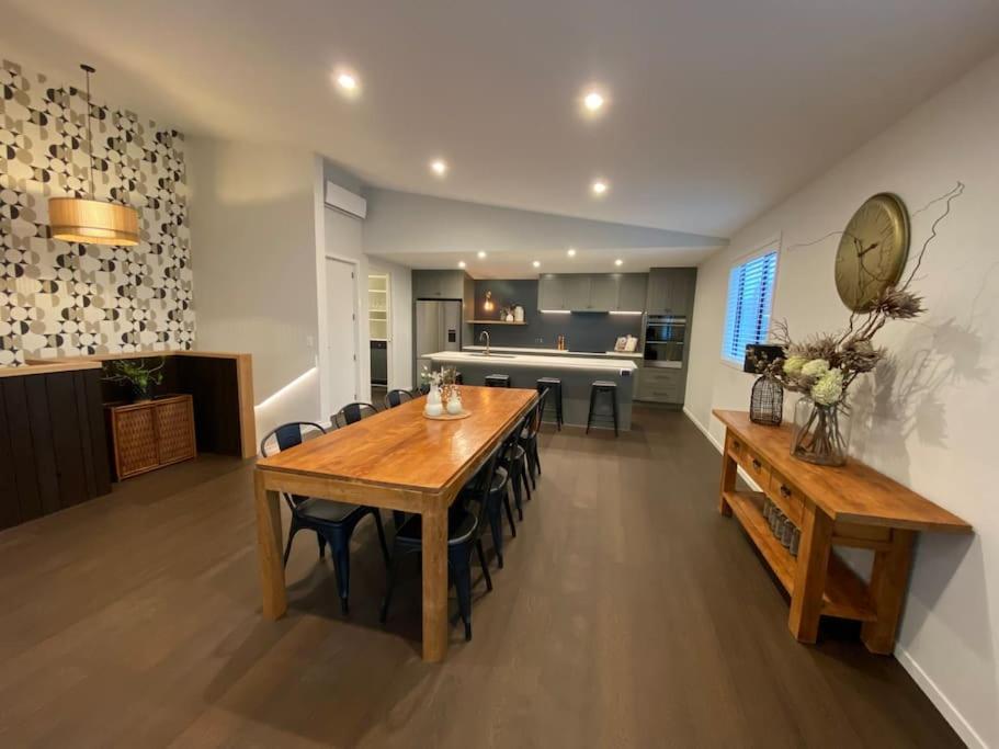 Luxury Escape In Cbd - Walking Distance To Town Villa ตาอูรังกา ภายนอก รูปภาพ