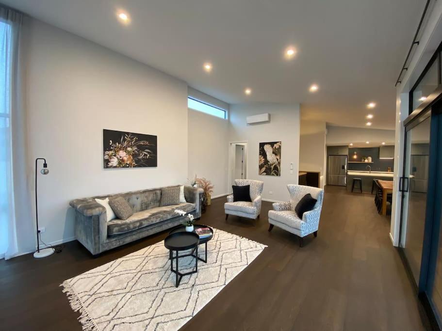Luxury Escape In Cbd - Walking Distance To Town Villa ตาอูรังกา ภายนอก รูปภาพ