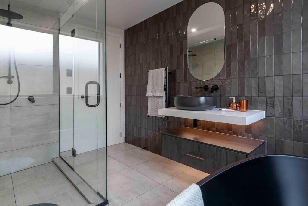 Luxury Escape In Cbd - Walking Distance To Town Villa ตาอูรังกา ภายนอก รูปภาพ