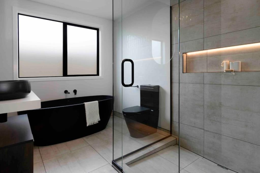 Luxury Escape In Cbd - Walking Distance To Town Villa ตาอูรังกา ภายนอก รูปภาพ