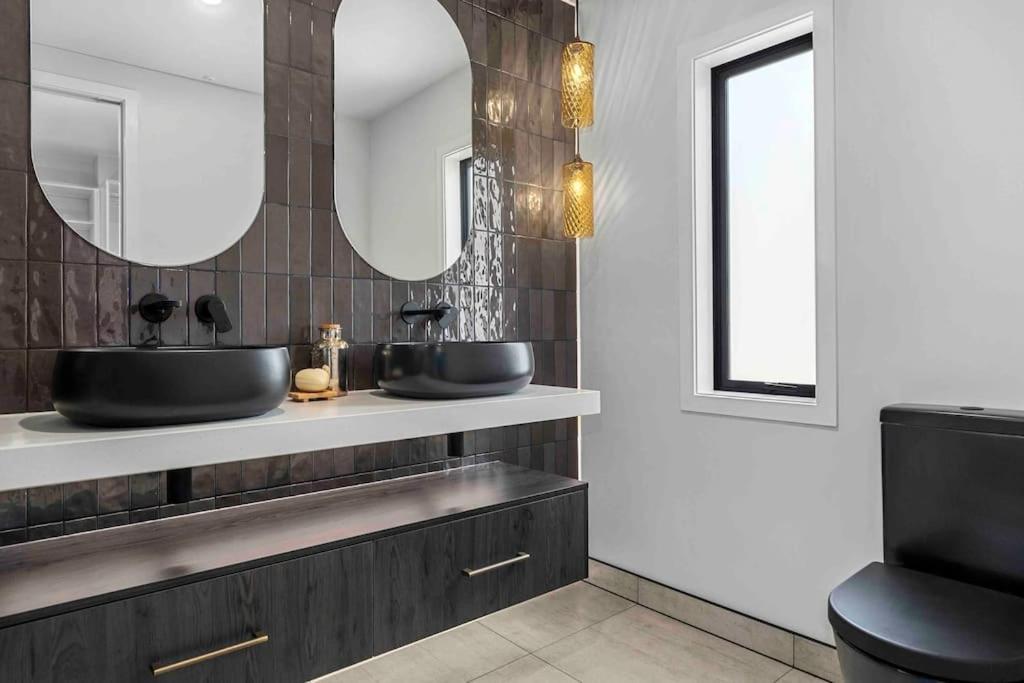 Luxury Escape In Cbd - Walking Distance To Town Villa ตาอูรังกา ภายนอก รูปภาพ