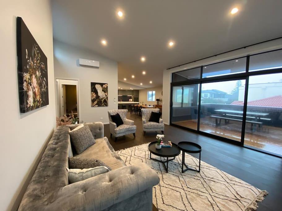 Luxury Escape In Cbd - Walking Distance To Town Villa ตาอูรังกา ภายนอก รูปภาพ