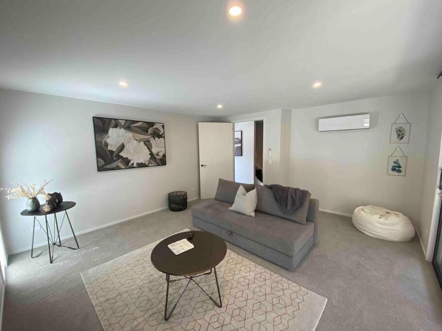 Luxury Escape In Cbd - Walking Distance To Town Villa ตาอูรังกา ภายนอก รูปภาพ