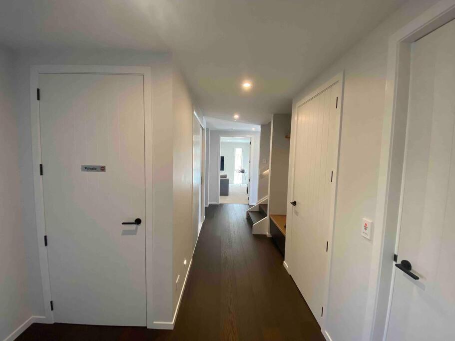 Luxury Escape In Cbd - Walking Distance To Town Villa ตาอูรังกา ภายนอก รูปภาพ