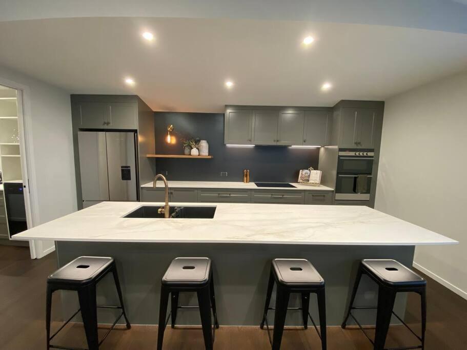 Luxury Escape In Cbd - Walking Distance To Town Villa ตาอูรังกา ภายนอก รูปภาพ