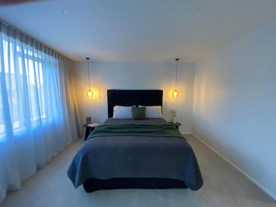 Luxury Escape In Cbd - Walking Distance To Town Villa ตาอูรังกา ภายนอก รูปภาพ